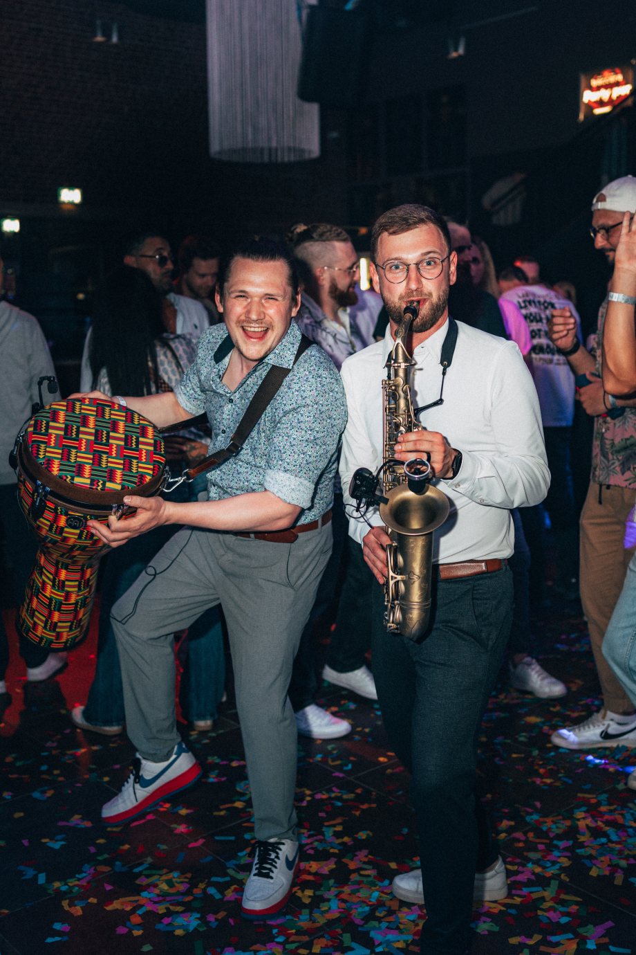 DJ CONNEX kombiniert die musikalische Flexibilität eines DJs mit Live-Sets an Saxophon, Percussion oder Gesang.