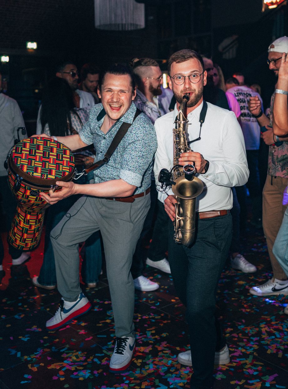 dj mit saxophon und trommel