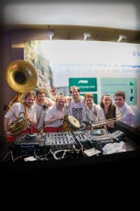 Band oder DJ für die Hochzeit: Was passt besser zu euch?