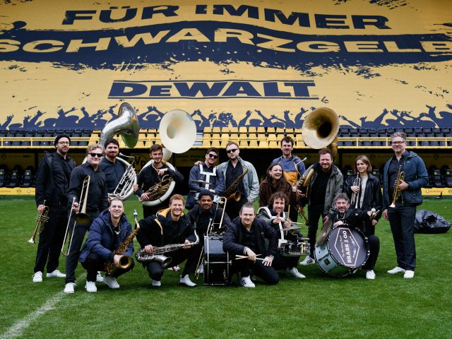 Große Marchingband im Stadion, Brass2Beats XXL