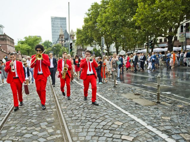 walkingact brassband brass2go wedding frankfurt Hochzeit