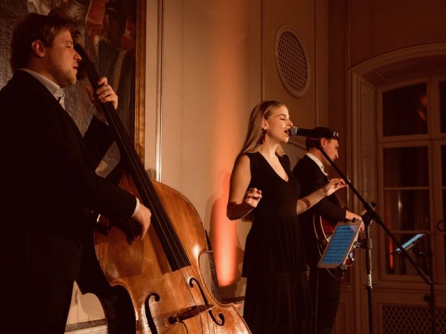 trio velvet akustik jazz pop trio Gesang Kim hoffmann stuttgart Luc Hatzis Kontrabass roman spilek Gitarre