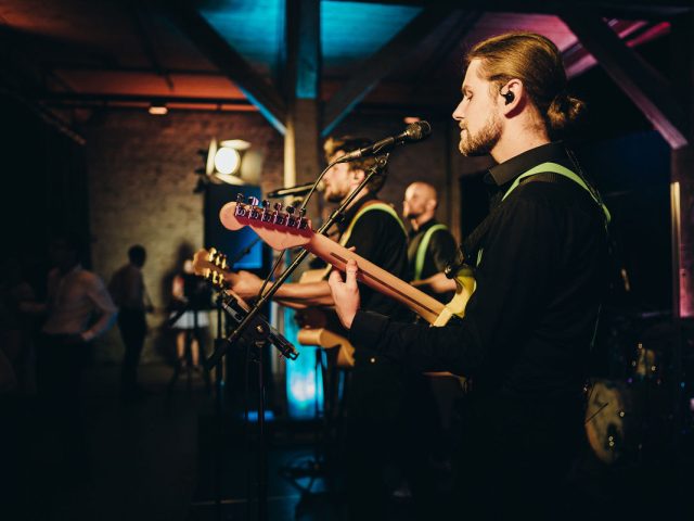 Fresch live music party band cover band top 40 Gitarre