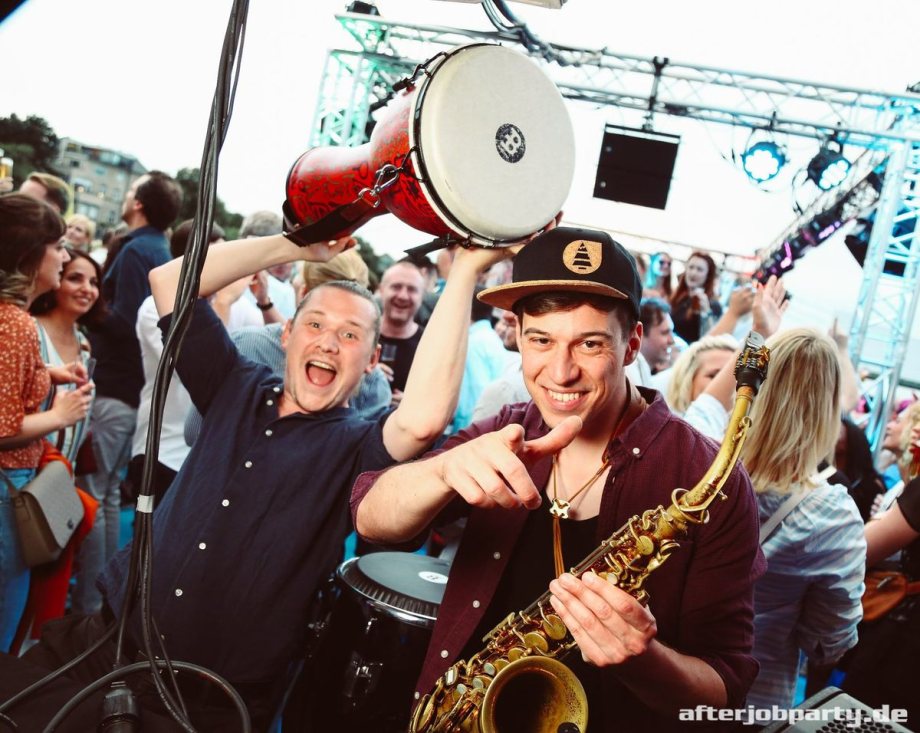 DeeJay Plus DJ Saxophon Percussion Eventband