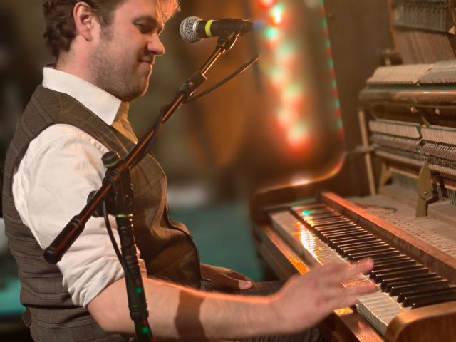Pianist bei einer Jazzband
